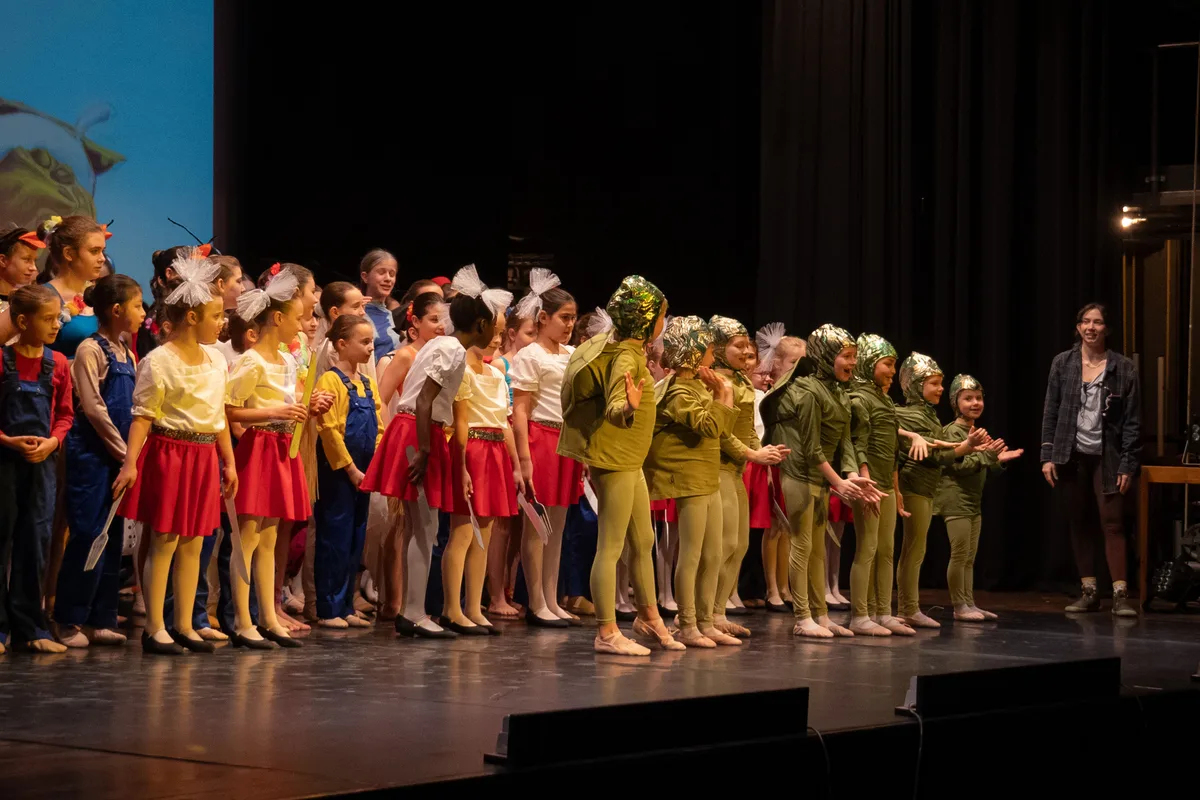 Die jungen Künstlerinnen arbeiten intensiv an ihren Choreografien. Die jungen Tänzer und Tänzerinnen blicken teils noch verunsichert zu ihrer Choreografin.